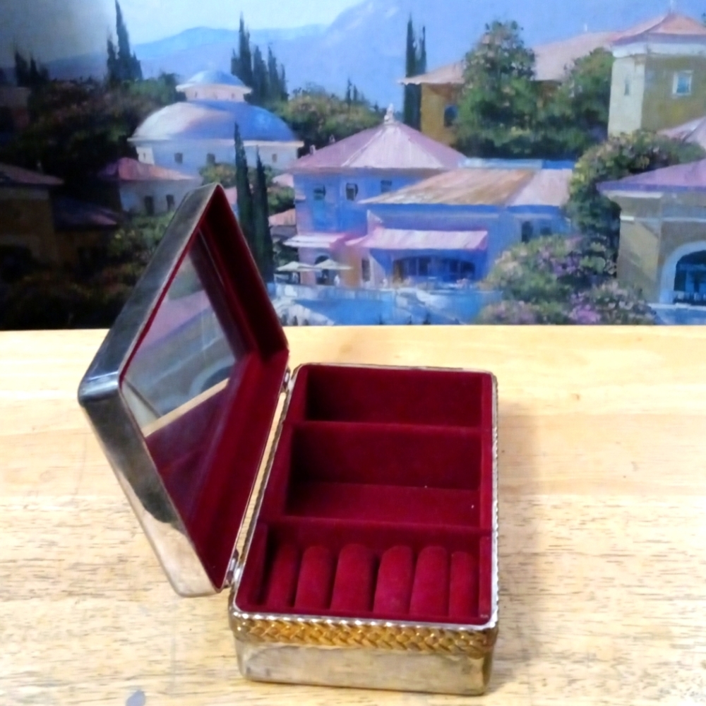 International Vintage Silver Jewelry Box🏫With Velvet Interior,Nice Gift Item.🎁